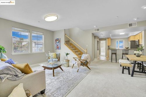 6130 Old Quarry Loop, Oakland, CA, 94605-3382 | Card Image