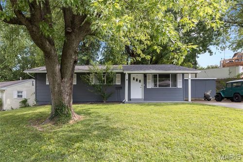 18 Woodlawn Dr, Saint Charles, MO, 63301-2354 | Card Image