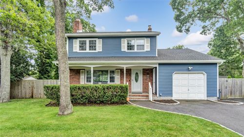3 Yale Dr, Hampton Bays, NY, 11946-2635 | Card Image