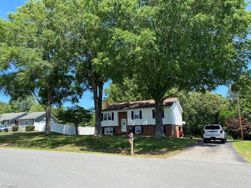 7533 Greenmeadow Dr, Tobaccoville, NC, 27050-9776 | Card Image