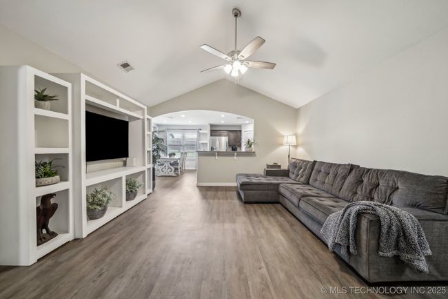 11001 117 Th East Pl, House other with 3 bedrooms, 2 bathrooms and null parking in Owasso OK | Image 6