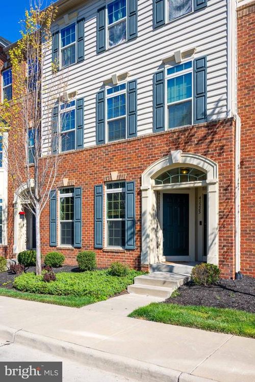 42227 Piebald Sq, ALDIE, VA, 20105-5749 | Card Image