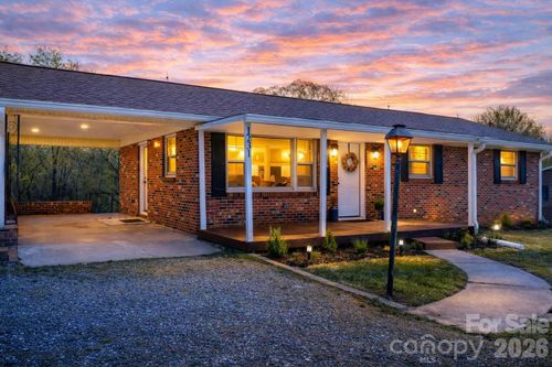 1231 2nd St Se, Hickory, NC, 28602-5125 | Card Image