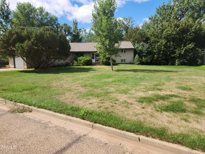 307 3rd Street S, House other with 3 bedrooms, 1 bathrooms and null parking in Glen Ullin ND | Image 1