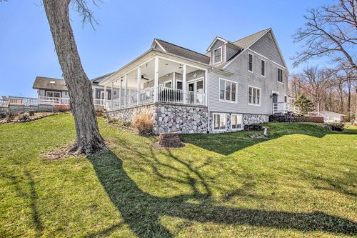 101 Lakeside Dr, Quincy, MI, 49082-8524 | Card Image