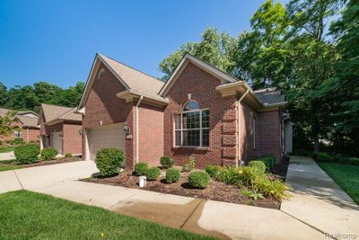 9546 Kingsway Circle, Condo with 2 bedrooms, 3 bathrooms and null parking in Springfield Twp MI | Image 2