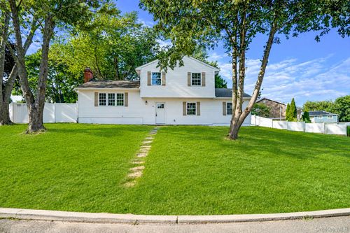 18 Joyce Dr, Riverhead, NY, 11901-1802 | Card Image