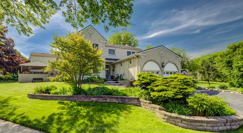 135 Royal Orchard Drive, Waterloo, ON, N2N1S2 | Card Image