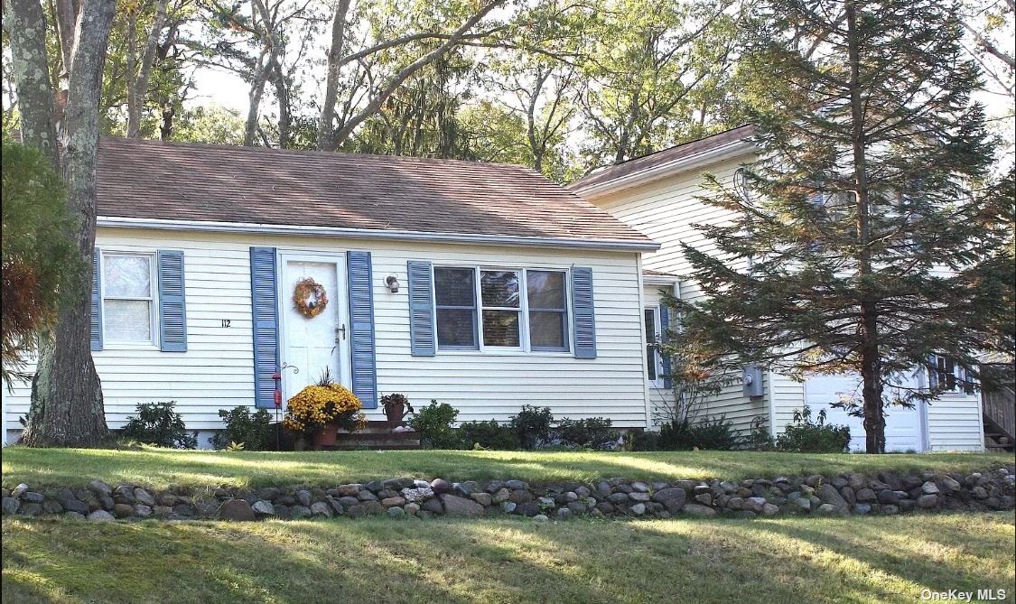 Lakeside Trl, Ridge, NY 11961