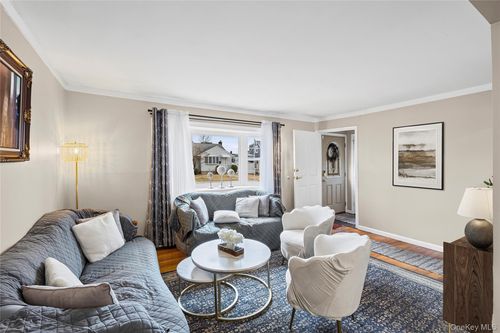 24 Ferndale Dr, Hicksville, NY, 11801-6005 | Card Image