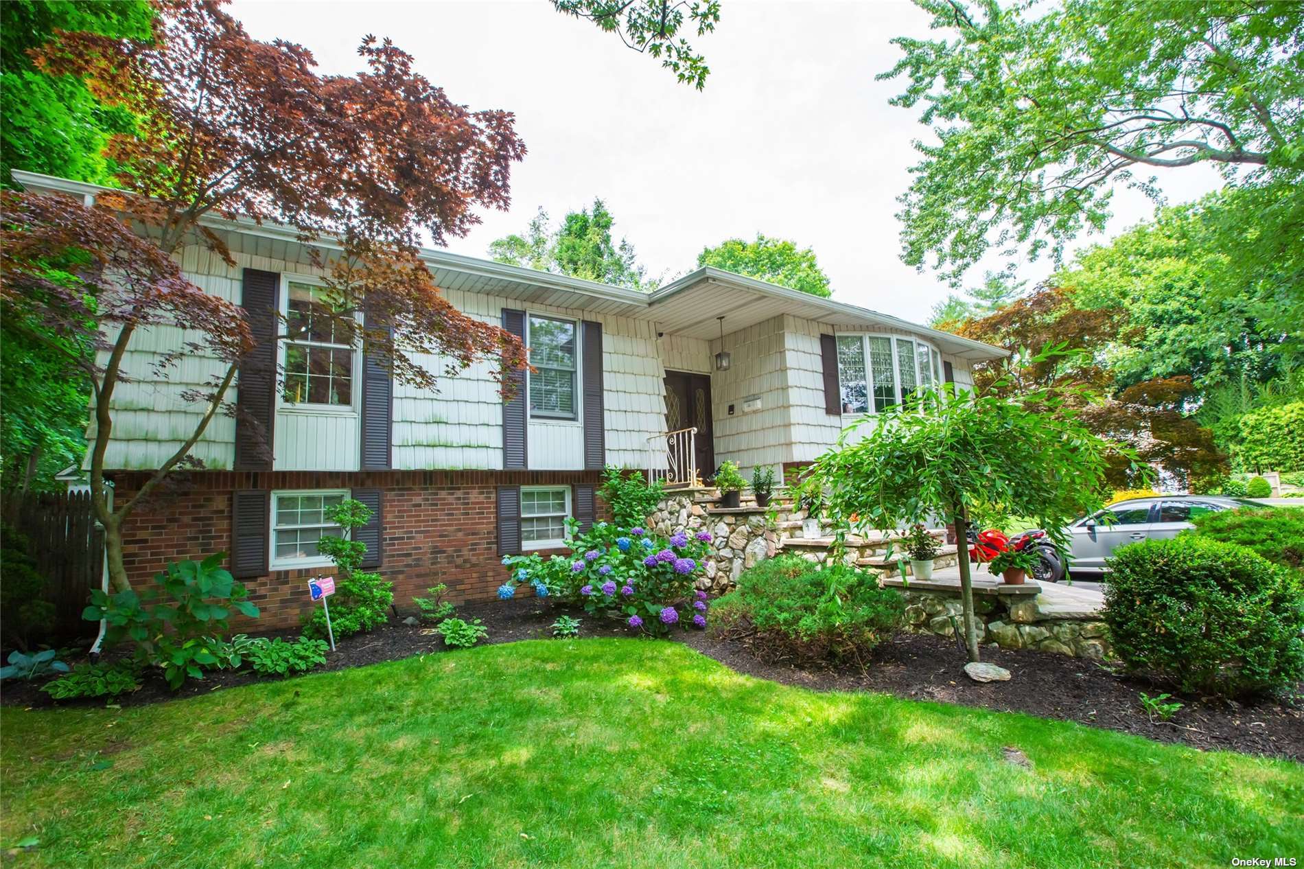 Roslyn Rd, Roslyn Heights, NY 11577