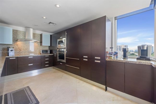 APT-1012 - 19400 Turnberry Way, Condo with 3 bedrooms, 3 bathrooms and null parking in Aventura FL | Image 6