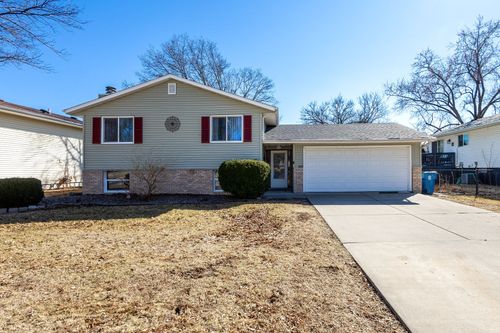 407 W Oak St, Eldridge, IA, 52748-1636 | Card Image
