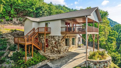 954 Pawnee Ct, Sevierville, TN, 37876-9225 | Card Image