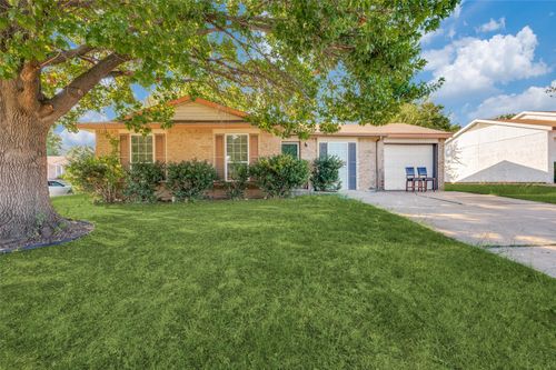 2326 Newbury Dr, Arlington, TX, 76014-3661 | Card Image