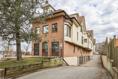 302-4872 Valley Way, Niagara Falls, ON, L2E1W3 | Card Image