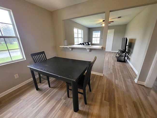 Dining area also has breakfast bar | Image 7