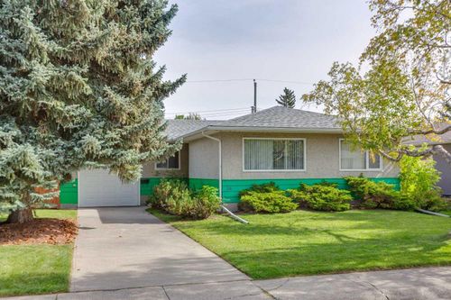 28 Gainsborough Dr Sw, Calgary, AB, T3E4W7 | Card Image