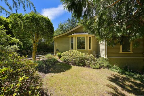 3890 Savannah Ave, Victoria, BC, V8X1T5 | Card Image