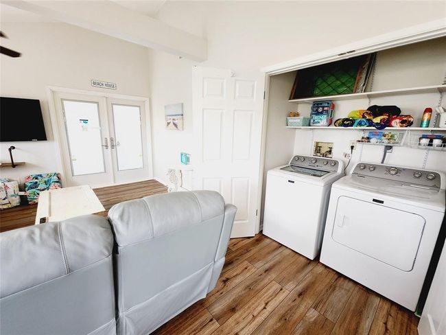 16606 John Davis Rd, House other with 2 bedrooms, 1 bathrooms and null parking in Jamaica Beach TX | Image 16