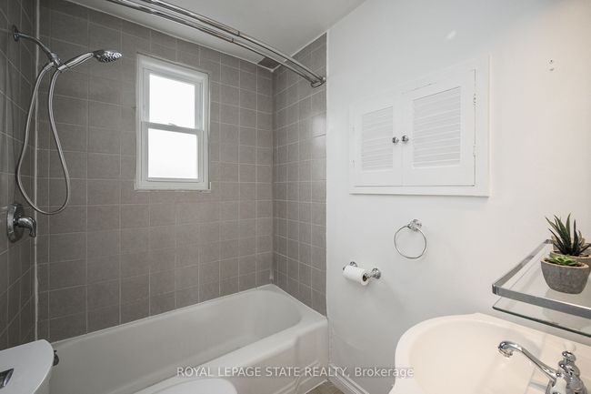 137 Allenby Ave, House other with 3 bedrooms, 3 bathrooms and 7 parking in Hamilton ON | Image 7