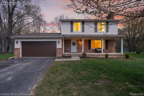 8303 Belle Bluff Dr, Grand Blanc, MI, 48439-8954 | Card Image