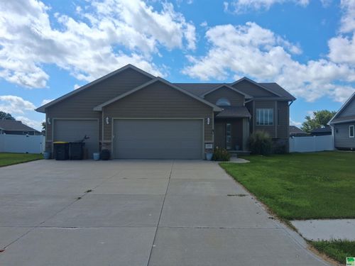 193 N Churchill Circle, No. Sioux City, SD, 57049 | Card Image