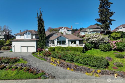 8211 128th Ave Se, Newcastle, WA, 98056-1795 | Card Image