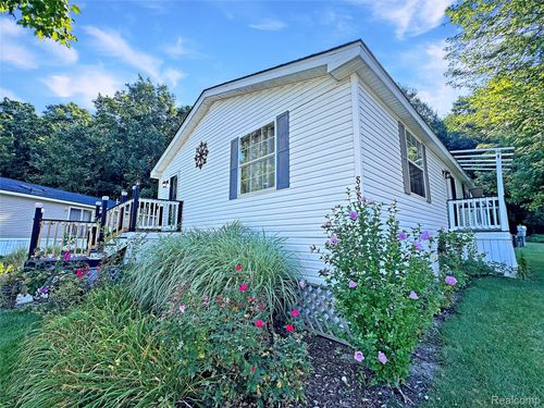8489 Barkwood Cir, Fenton, MI, 48430-8360 | Card Image