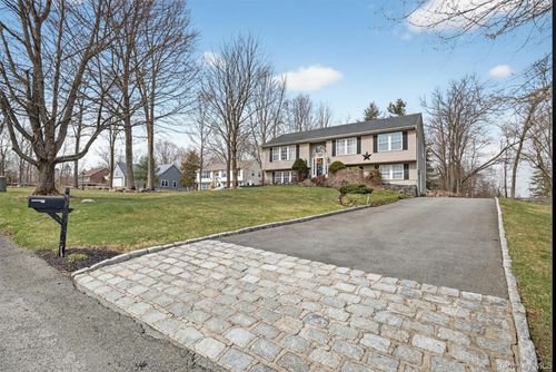 123 Foxwood Dr S, Newburgh, NY, 12550-1618 | Card Image