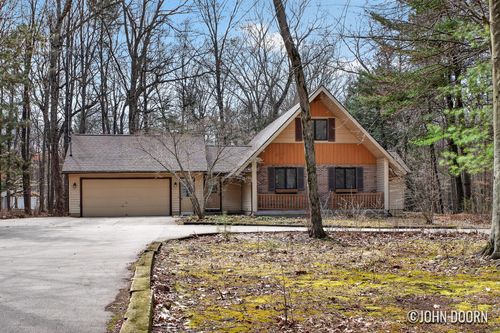 9063 Algoma Ave Ne, Rockford, MI, 49341-9084 | Card Image