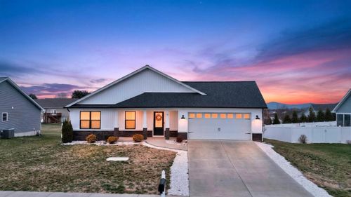 30 Oakbridge Dr, WAYNESBORO, VA, 22980-6501 | Card Image