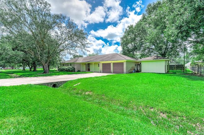 49 Robin Dr, House other with 3 bedrooms, 2 bathrooms and 2 parking in Alvin TX | Image 4