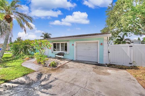 9472 Treasure Ln Ne, ST PETERSBURG, FL, 33702-2667 | Card Image