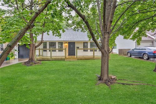 5509 W 50th Ter, Roeland Park, KS, 66202-1811 | Card Image