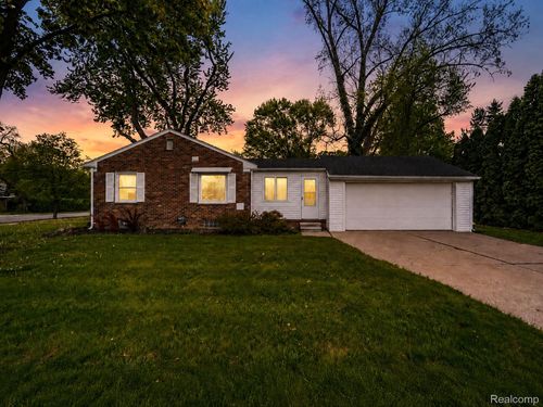2423 Crooks Rd, Royal Oak, MI, 48073-3307 | Card Image