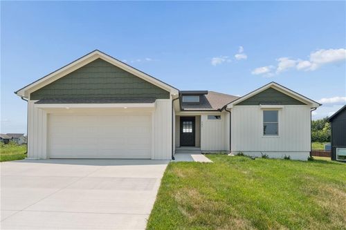 701 Se 21st St, Oak Grove, MO, 64075-8642 | Card Image