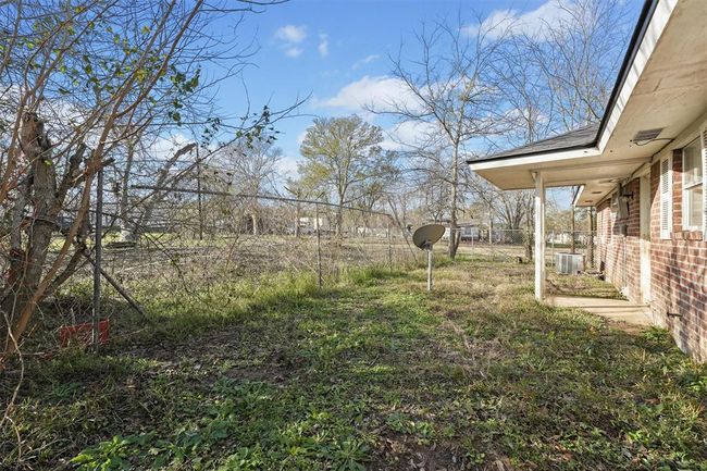 The backyard with many possibilities. | Image 21