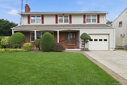 1395 Meadowbrook Rd, Merrick, NY, 11566-1916 | Card Image