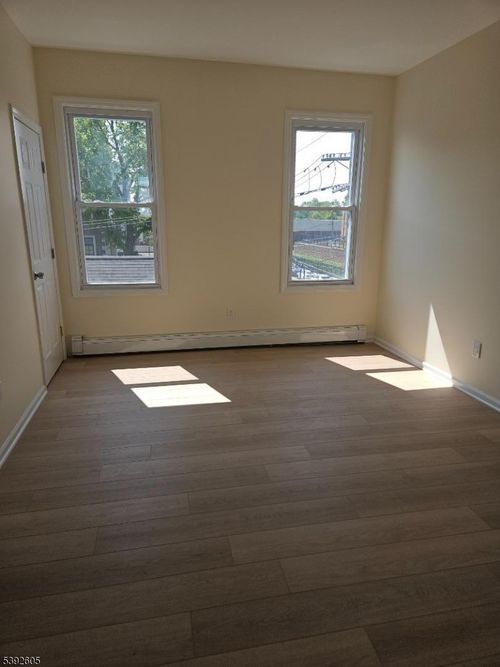 372 Bergen St, Newark, NJ, 07103-2202 | Card Image