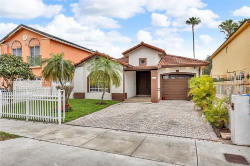 8211 Nw 194th Ter, Hialeah, FL, 33015-6951 | Card Image