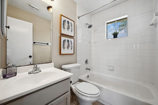 Upstairs Full Bathroom | Image 18