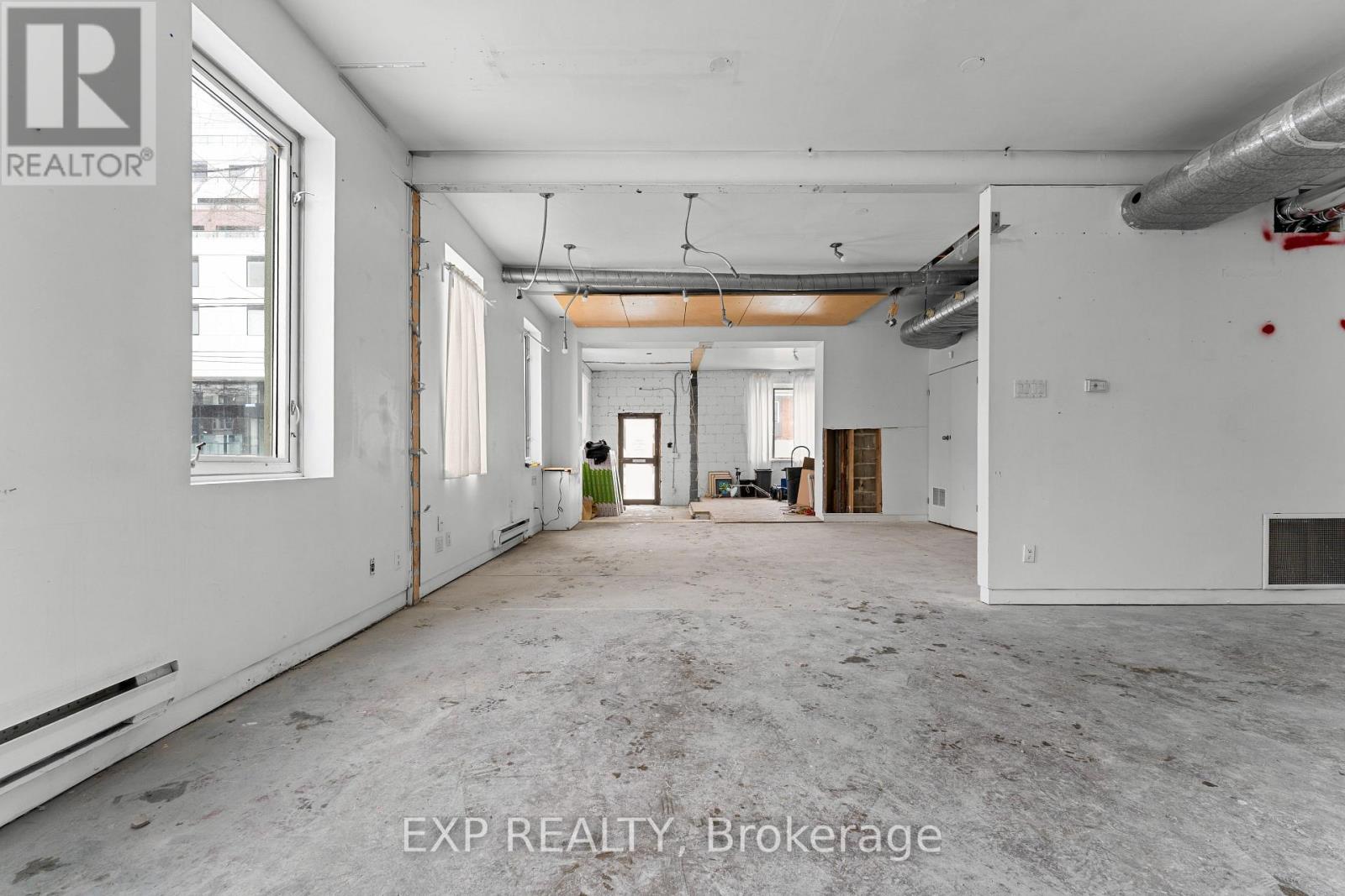Commercial Lease in Toronto (Greenwood-Coxwell)