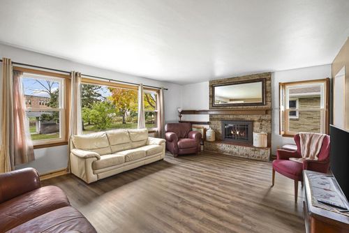 210 Pleasant Dr, WAUNAKEE, WI, 53597-1029 | Card Image