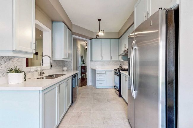 14 Ozner Cres, House attached with 3 bedrooms, 4 bathrooms and 5 parking in Woodbridge ON | Image 7