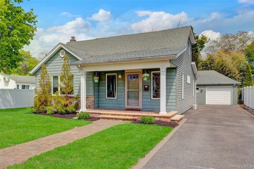 209 Center Bay Dr, West Islip, NY, 11795-4805 | Card Image