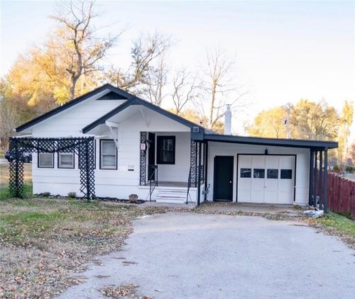 930 E Stone Street, Independence, MO, 64050 | Card Image
