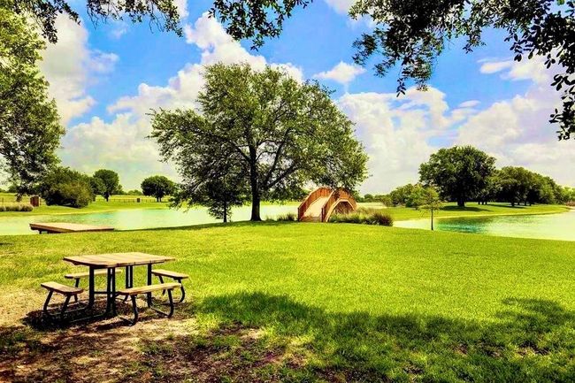 22 Crestview Trl, House other with 4 bedrooms, 3 bathrooms and 3 parking in Houston TX | Image 44