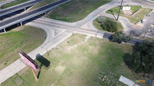 907 N East St, Edna, TX, 77957-2303 | Card Image