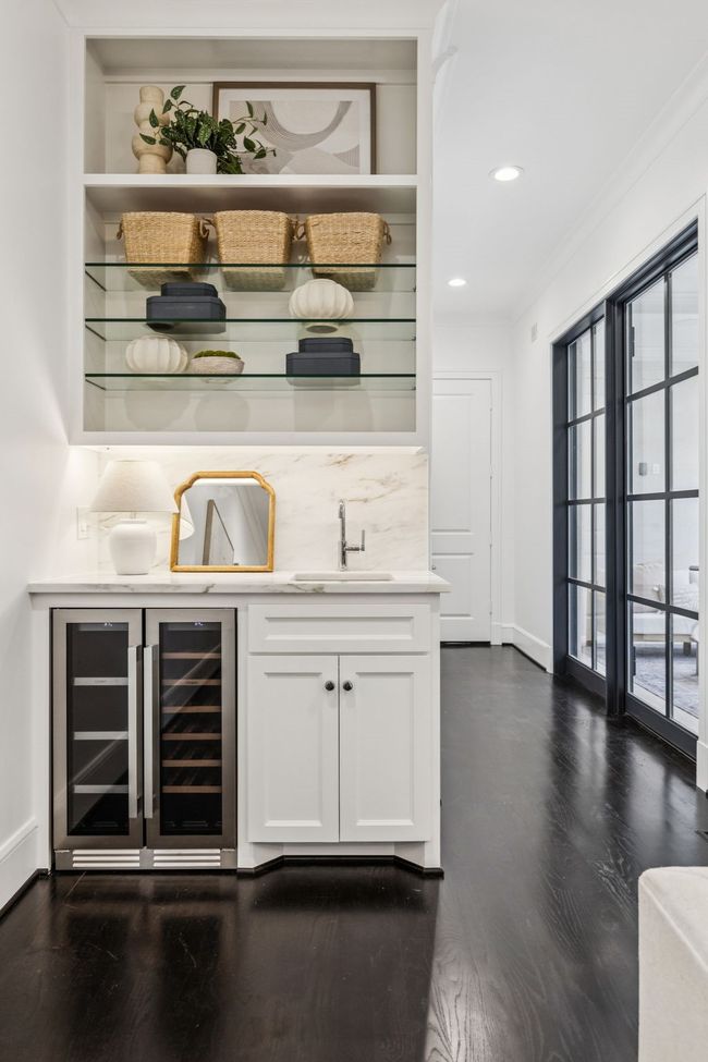 Wet bar in den | Image 15